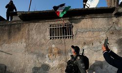 Filistin bayrağı astığı için bombayla tehdit edildi!