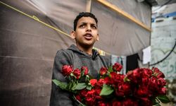 Gazzeli çocuk sattığı güllerle sürgün edilen Filistinlilerin yüzünü güldürüyor