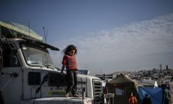 Refah kentine sığınan Gazzelli aile, bir kamyon kasasında yaşamlarını sürdürüyor
