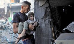 Evlerini görmek isteyen Filistinliler hava saldırılarıyla öldürülüyor