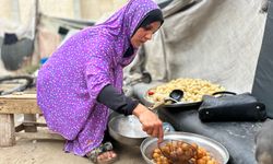 Gazzeli anne lokma tatlısı satarak ailesini geçindirmeye çalışıyor