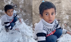 Gazzeli çocuk, yerdeki un kalıntılarını toplamaya çalıştı