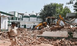 Hindistan'da 600 yıllık tarihi cami, bilgilendirme yapılmadan yıkıldı
