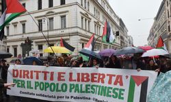 Roma'da yağmur altında Gazze saldırıları protesto edildi