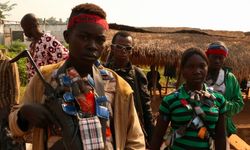 Orta Afrika Cumhuriyeti'nde halen 10 bin çocuk asker olarak kullanılıyor