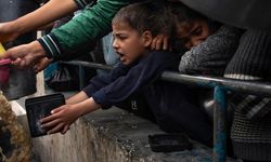 İsrail'in aç bıraktığı Gazze halkı, çorba için sırada