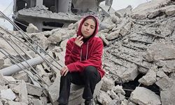 Filistinli çocuk, yıkılan evinin enkazında hatıra aradı