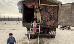 Evleri yıkılan Filistinli 10 kişilik aile, kamyon kasasında yaşıyor