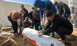 Gazze'de okul bahçelerine gömülen cenazeler mezarlıklara taşınıyor