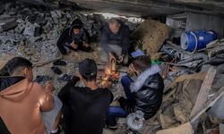 Gazze'de aileler bulaşıcı hastalık endişesiyle evlerinin enkazını kamplara tercih ediyor