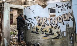 İdlibli grafiti sanatçısı, depremzedeler için dayanışma grafitisi çizdi