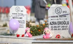 Depremde hayatını kaybeden çocukların mezarlarına oyuncak ve balon bırakıldı