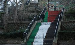 Paris'in simge merdivenleri Filistin bayrağı renklerine boyandı