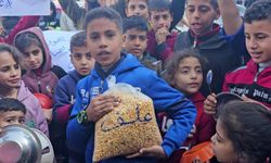 Gazze'de yiyecek sıkıntısı yaşayan çocuklar gösteri düzenledi