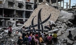 Filistinli sanatçı yaşamını yitiren çocuklar için grafiti çizdi