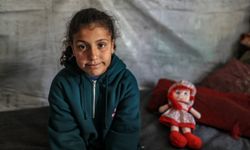 İsrail'in yetim ve öksüz bıraktığı kız çocuğu, hayata yeniden tutunmaya çalışıyor