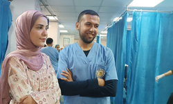 Gazze'deki Şifa Hastanesi'nde hemşirelik yapan iki genç hastanede dünya evine girdi