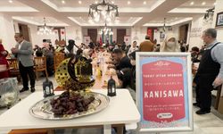 Tokyo Camisi'ne randevu alarak gelen Japonlar toplu iftarlara katılıyor