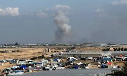 İsrail, Gazze'de yardım dağıtım deposunu vurdu: 8 şehit!