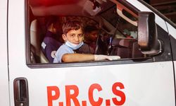 Filistinli küçük çocuk, İsrail saldırılarında yaralananların yardımına koşuyor