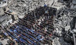 Filistinliler, cuma namazını İsrail saldırısında yıkılan caminin enkazında kıldı