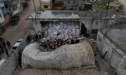 İdlib'de tahıl deposu duvarı çöktü: Çadırda eğitim gören 5 çocuk öldü