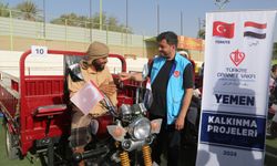 TDV, Yemen'de ihtiyaç sahibi 100 kişiye "3 tekerlekli motosiklet" dağıttı