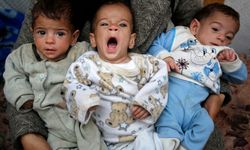 Filistinli anne açlıkla boğuşan üçüzlerinin hayatından endişe ediyor