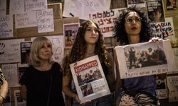 İsrailli bir grup kadın, esir takası anlaşması talebiyle Tel Aviv'de ana yolu kapattı