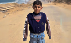 İsrail'in saldırıları sonucu kollarını kaybeden çocuk: "Yemek yemek ve yazmak istiyorum"