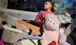 Enkazdan bulduğu oyuncağa sarılan Gazzeli çocuk: "Bu oyuncak ayının sahibi öldü"