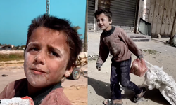 Filistinli çocuk, patlak un çuvalını ailesi için taşıdı