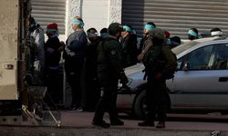 İsrail güçleri, Batı Şeria'da 4'ü kadın 37 Filistinliyi gözaltına aldı