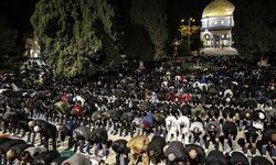 Mescid-i Aksa'da teravih namazı için 35 bin Müslüman saf tuttu
