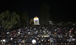 Mescid-i Aksa'da 70 bin Filistinli teravih namazını eda etti