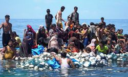Endonezya'da alabora olan bottan 69 Arakanlı Müslüman kurtarıldı