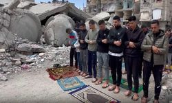 Gazzeliler, ramazanın ikinci cumasında yıkılan cami enkazında namaz kıldı