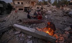 Refah'taki Filistinli aile, bombalanmış evlerinin enkazında iftar yapıyor