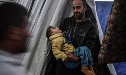 Gazzeli baba, yetersiz beslenmeden ölen 2 çocuğunu birer saat arayla toprağa verdi
