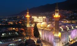 Bursa'daki tarihi Ulu Cami'nin mahyası "Güzel ahlak cennete götürür" oldu