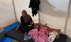 Gazzeli anne üçüz bebekleriyle küçük bir çadırda hayat mücadelesi veriyor