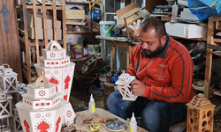 Gazzeli marangoz, ürettiği fenerlerle ramazan geleneklerini yaşatmaya çalışıyor