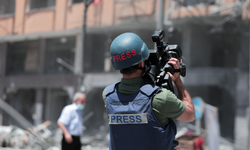 İsrail, Şifa Hastanesi'nde birçok gazeteciyi darbetti ve alıkoydu