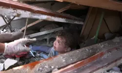 Enkazdan kurtarılan Filistinli çocuğun istediği ilk şey su oldu