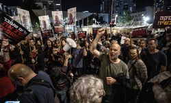 İsrailli esirlerin aileleri "esir takası anlaşması" talebiyle Tel Aviv'de gösteri düzenledi