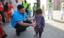 Pakistanlı çocukların bayramlığı Türkiye Diyanet Vakfından