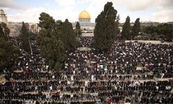 80 bin Filistinli ramazan ayının ilk cuma namazını Mescid-i Aksa'da eda etti