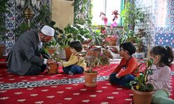 Çiçeklerle dolu camide çocuklar doğayı ve din sevgisini bir arada yaşıyor
