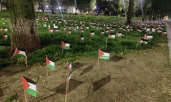 Gazze'de ölen çocuklar için 13 bin Filistin bayrağı yerleştirildi