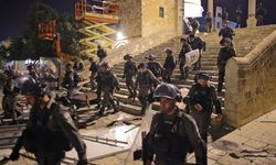 İİT, İsrail polisinin Mescid-i Aksa'da ibadet edenlere saldırmasını kınadı